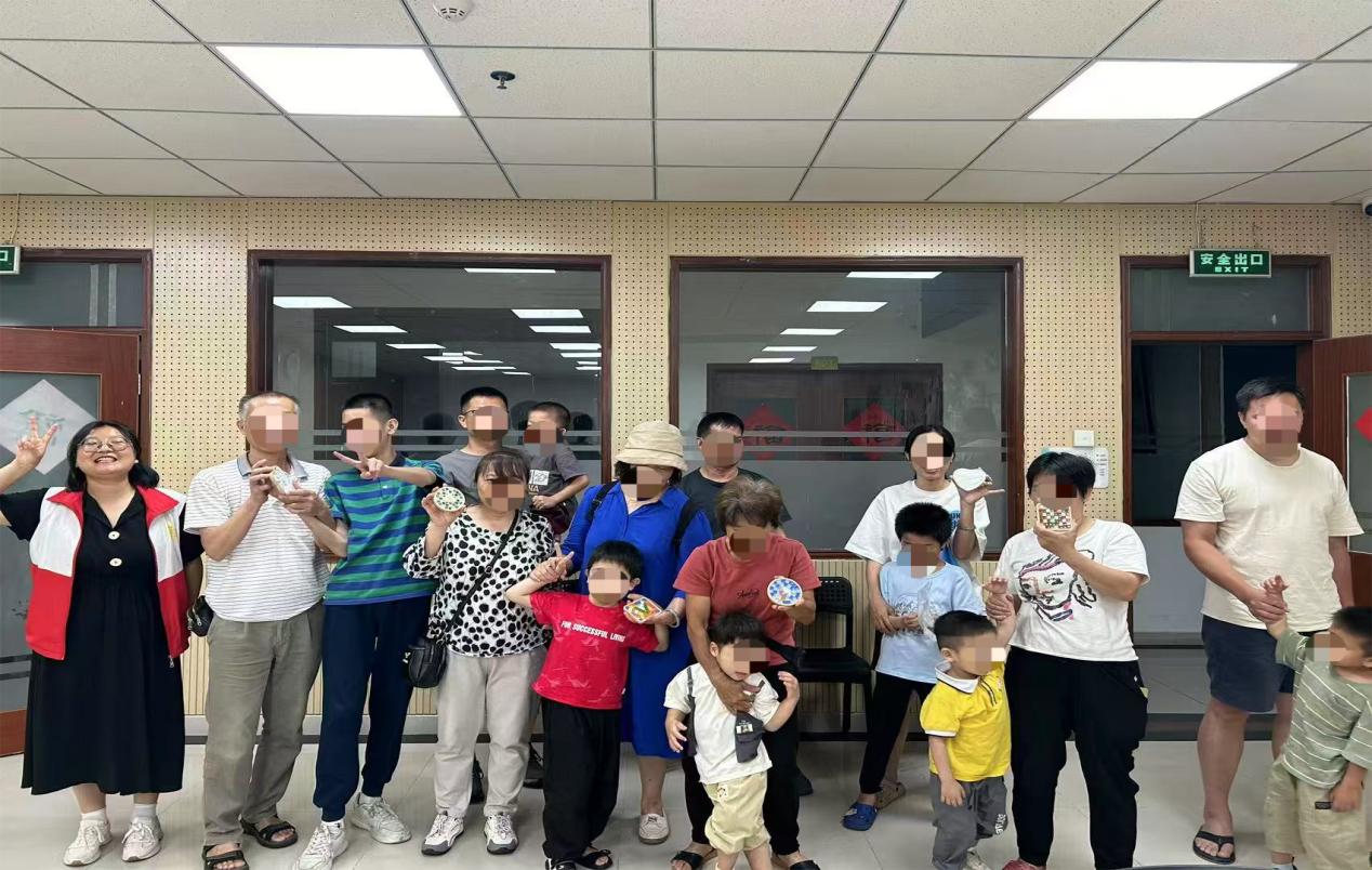 黄埔艾欣开展“巧手匠心，“垫”亮多彩生活”手工杯垫制作活动